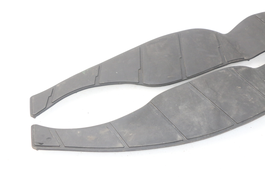 photo de TAPIS MARCHE PIED SUZUKI BURGMAN 125 (2007 - 2014) - Zoom état d’usage