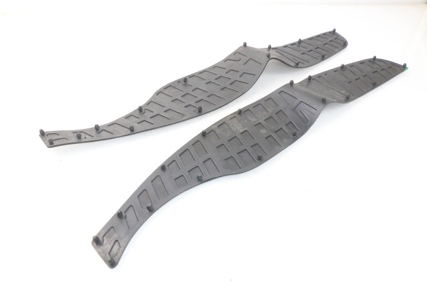 photo de TAPIS MARCHE PIED SUZUKI BURGMAN 125 (2007 - 2014) - Autre angle de vue