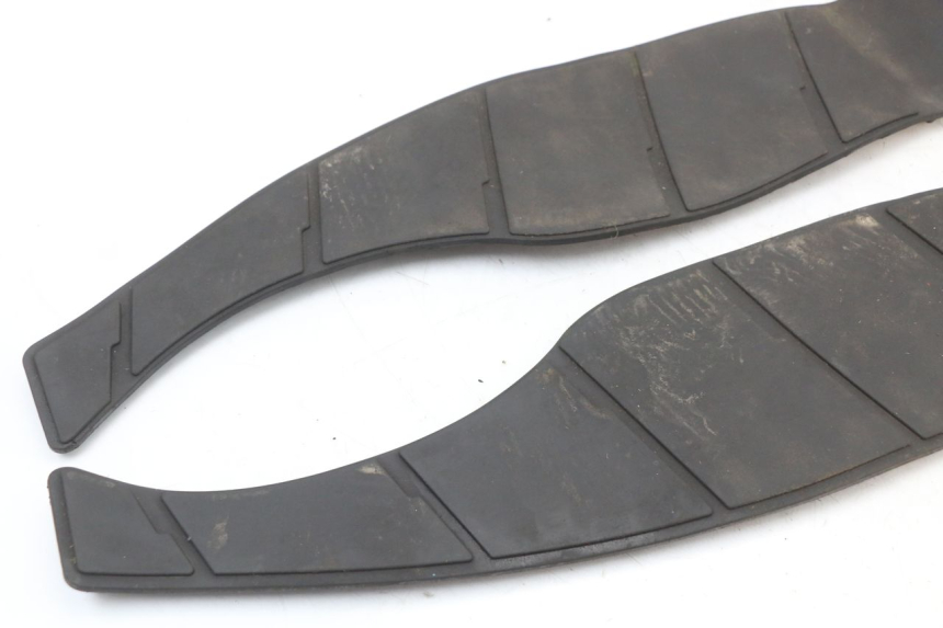 photo de TAPIS MARCHE PIED SUZUKI BURGMAN 125 (2007 - 2014) - Détail de la pièce