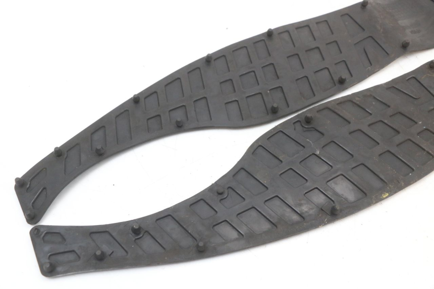 photo de TAPIS MARCHE PIED SUZUKI BURGMAN 125 (2007 - 2014) - Gros plan technique