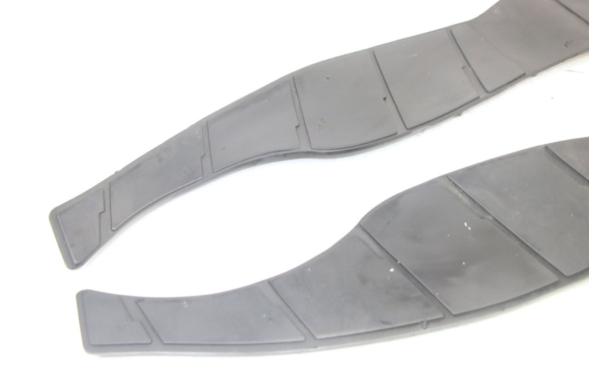 photo de TAPIS MARCHE PIED SUZUKI BURGMAN 125 (2015 - 2017) - Détail de la pièce