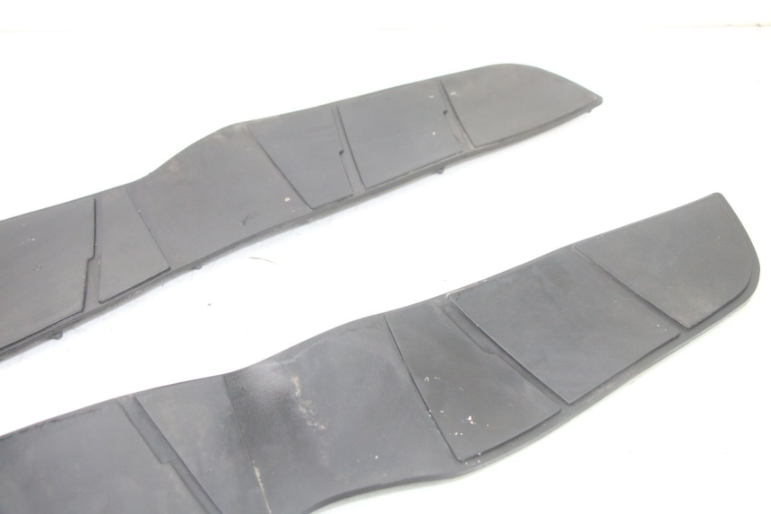 photo de TAPIS MARCHE PIED SUZUKI BURGMAN 125 (2015 - 2017) - Zoom état d’usage