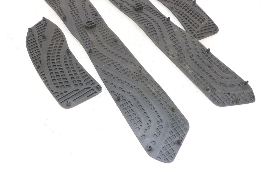 photo de TAPIS MARCHE PIED SUZUKI BURGMAN 650 (2013 - 2020) - Détail de la pièce