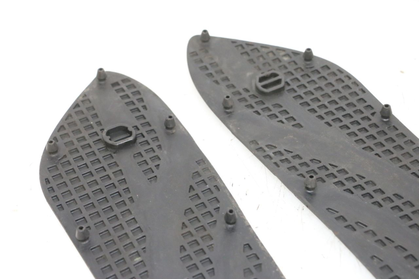 photo de TAPIS MARCHE PIED SUZUKI BURGMAN 650 (2013 - 2020) - Autre angle de vue