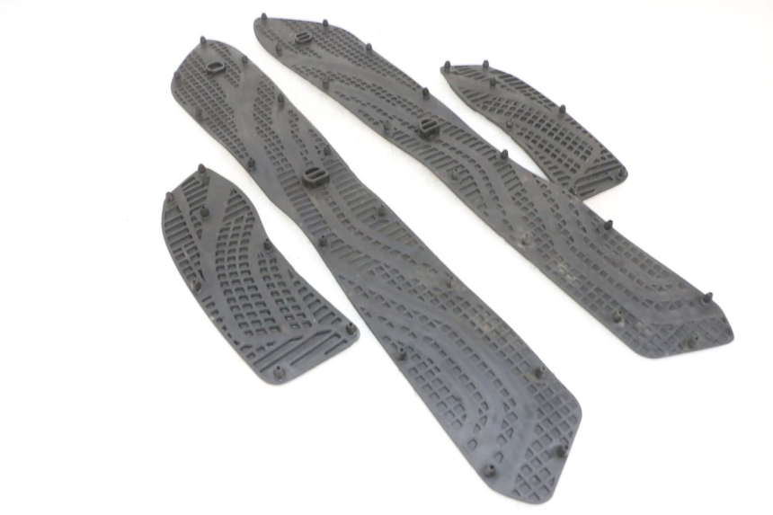 photo de TAPIS MARCHE PIED SUZUKI BURGMAN 650 (2013 - 2020) - Gros plan technique