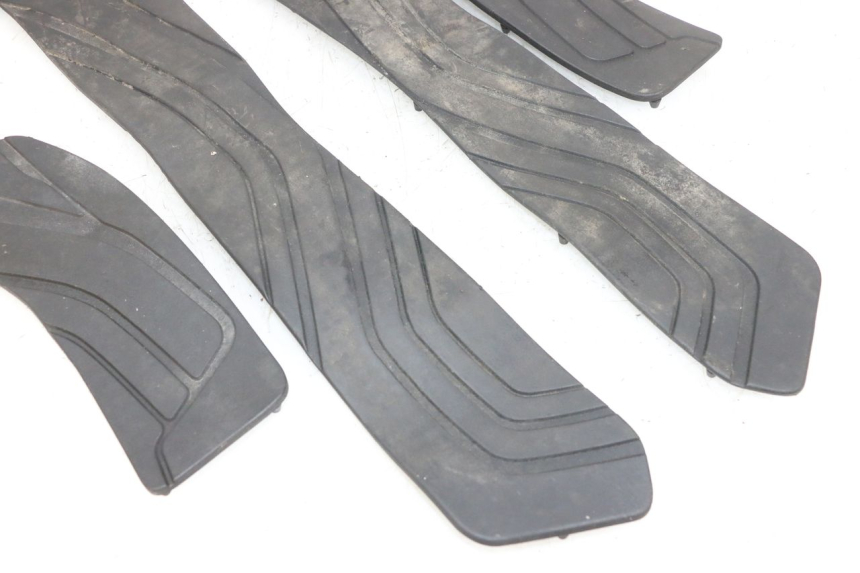 photo de TAPIS MARCHE PIED SUZUKI BURGMAN 650 (2013 - 2020) - Points de fixation