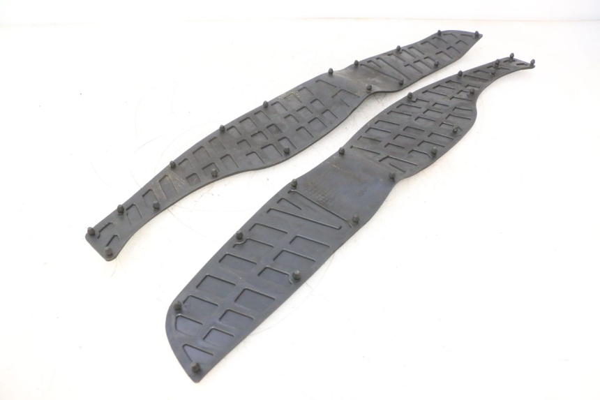 photo de TAPIS MARCHE PIED SUZUKI BURGMAN 125 (2007 - 2014) - Gros plan technique