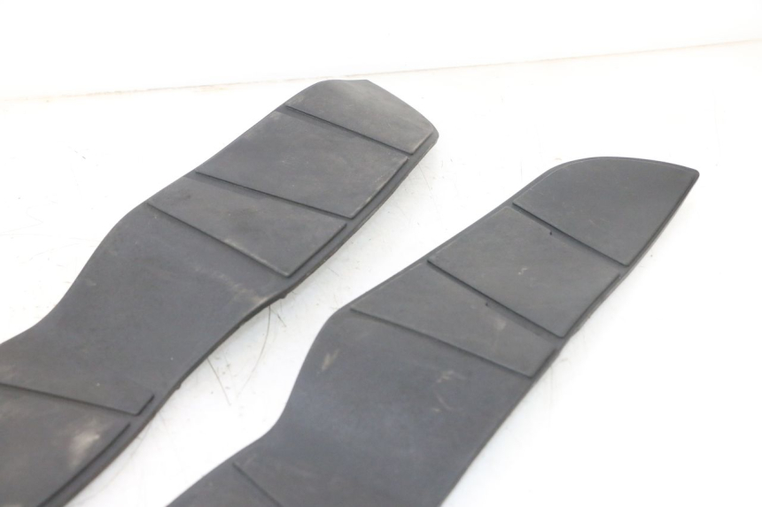 photo de TAPIS MARCHE PIED SUZUKI BURGMAN 125 (2007 - 2014) - Vue d’ensemble