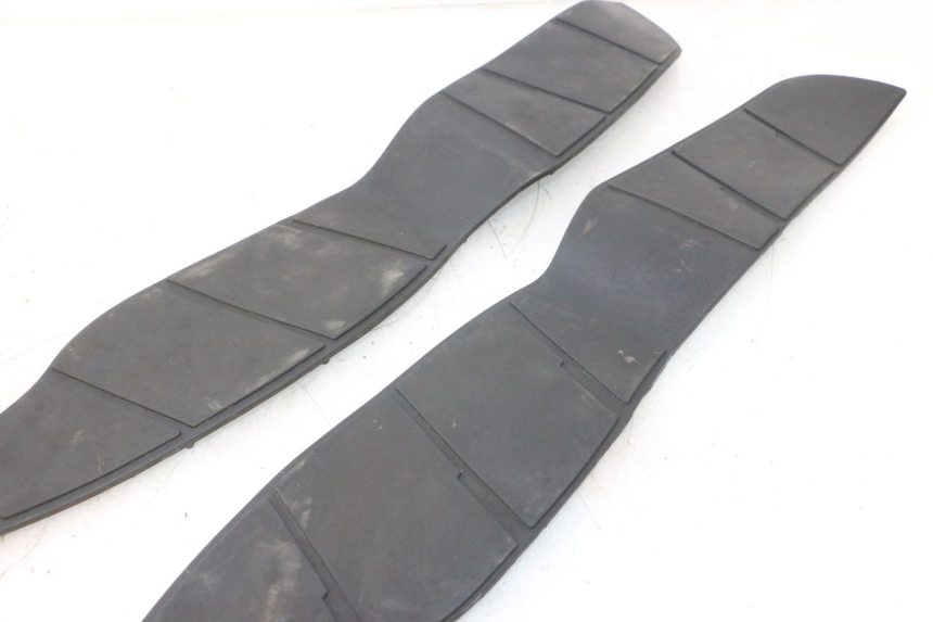 photo de TAPIS MARCHE PIED SUZUKI BURGMAN 125 (2007 - 2014) - Points de fixation