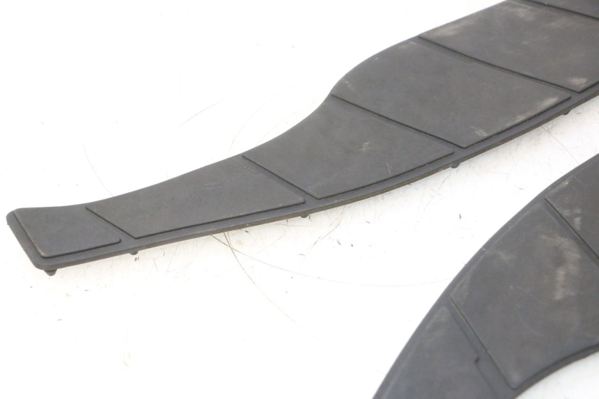photo de TAPIS MARCHE PIED SUZUKI BURGMAN 125 (2007 - 2014) - Pièce contrôlée