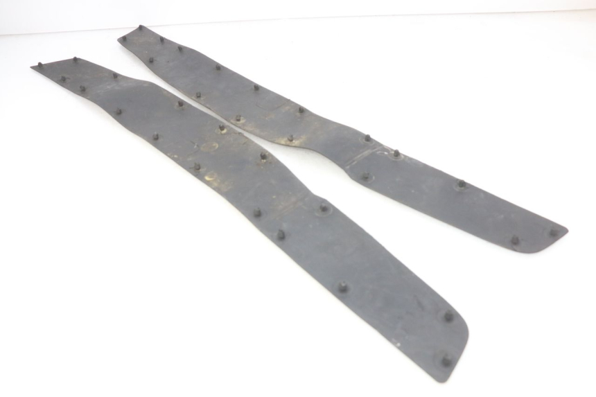 photo de TAPIS MARCHE PIED HONDA FES PANTHEON 2T 125 (1998 - 2002) - Gros plan technique