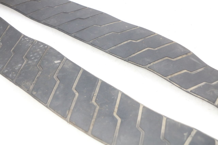 photo de TAPIS MARCHE PIED HONDA FES PANTHEON 2T 125 (1998 - 2002) - Points de fixation