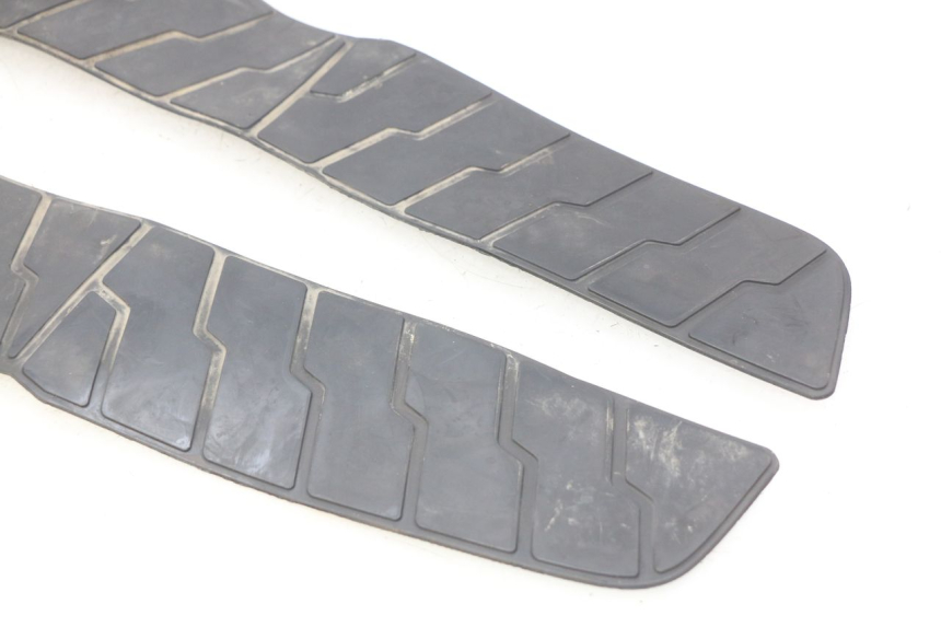 photo de TAPIS MARCHE PIED HONDA FES PANTHEON 2T 125 (1998 - 2002) - État de surface