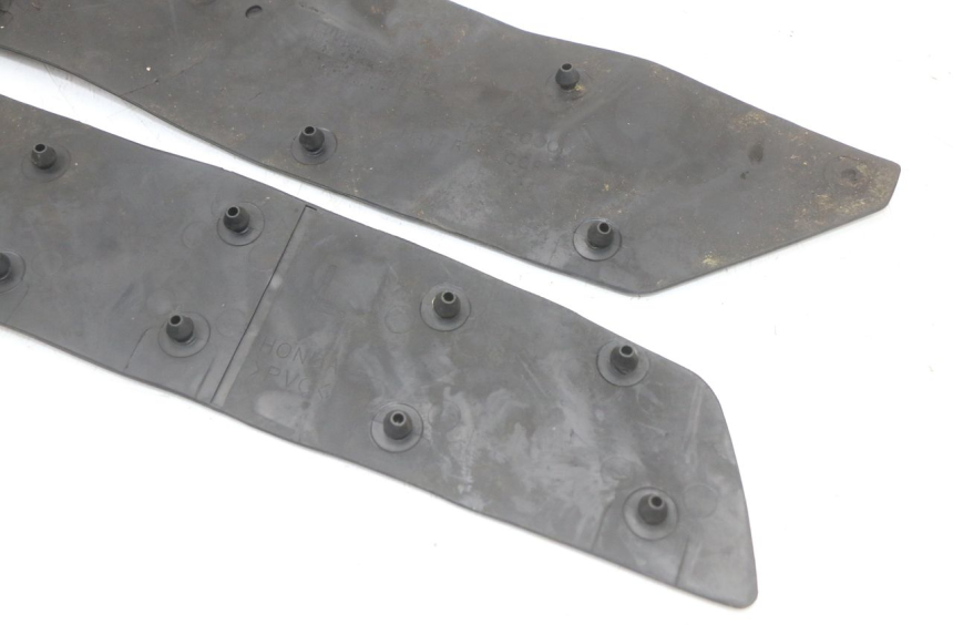 photo de TAPIS MARCHE PIED HONDA FJS SILVER WING SILVERWING 400 (2005 - 2008) - Points de fixation