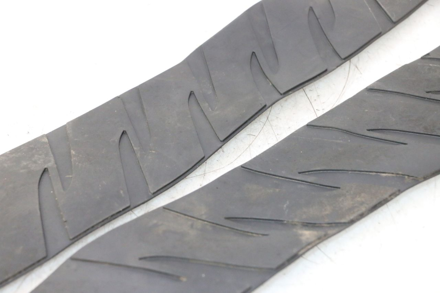photo de TAPIS MARCHE PIED HONDA FJS SILVER WING SILVERWING 400 (2005 - 2008) - Points de fixation