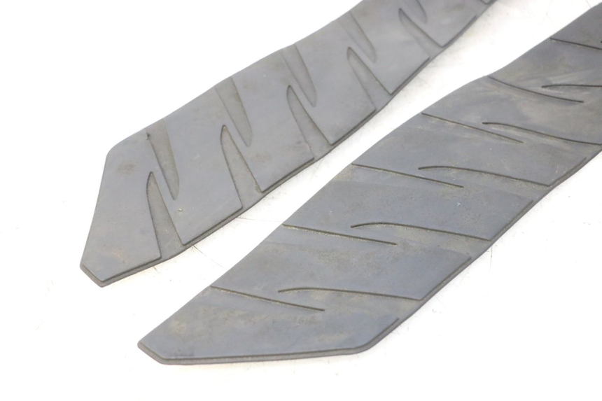 photo de TAPIS MARCHE PIED HONDA FJS SILVER WING SILVERWING 400 (2005 - 2008) - Gros plan technique