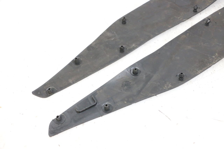 photo de TAPIS MARCHE PIED HONDA FORZA ABS 300 (2013 - 2017) - Gros plan technique