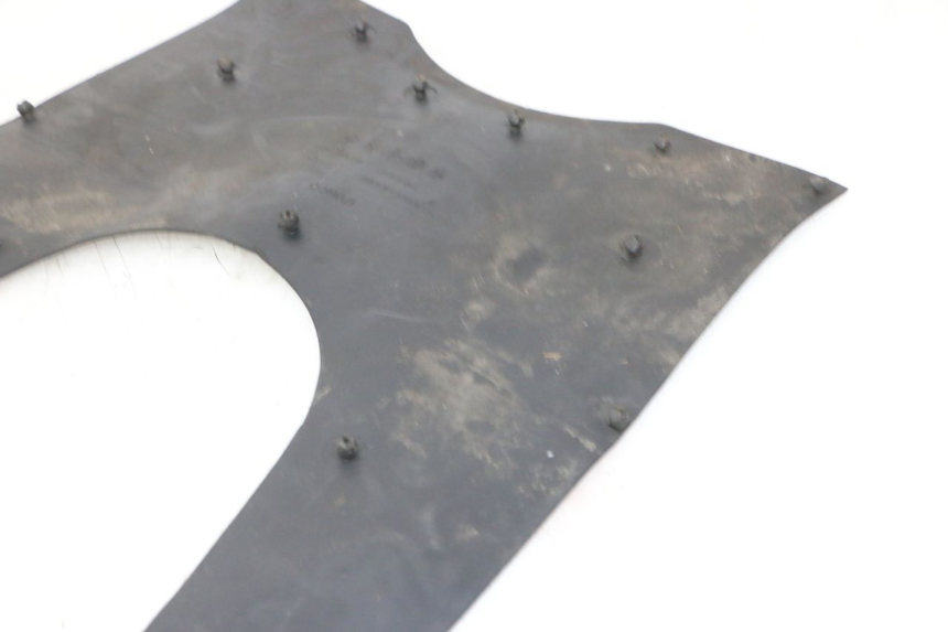 photo de TAPIS MARCHE PIED KYMCO GRAND DINK 125 (2002 - 2007) - Points de fixation