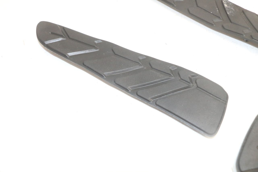 photo de TAPIS MARCHE PIED SYM GTS EVO 125 (2009 - 2013) - Détail de la pièce