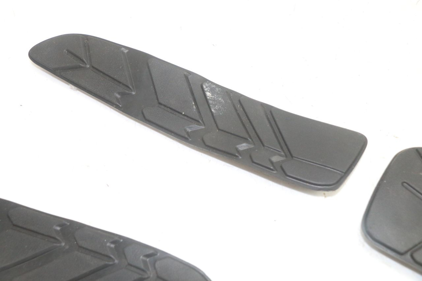 photo de TAPIS MARCHE PIED SYM GTS EVO 125 (2009 - 2013) - Zoom état d’usage