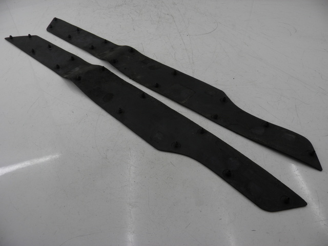 photo de TAPIS MARCHE PIED HONDA FES PANTHEON 125 (2003 - 2007) - Détail de la pièce