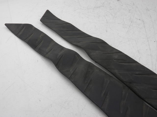 photo de TAPIS MARCHE PIED HONDA FES PANTHEON 125 (2003 - 2007) - Zoom état d’usage