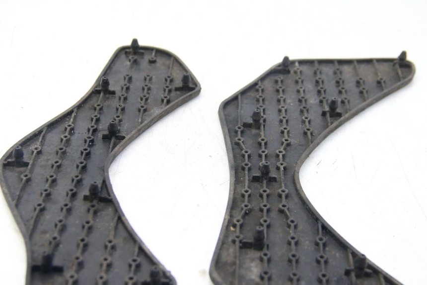 photo de TAPIS MARCHE PIED YAMAHA HW XENTER 125 (2011 - 2017) - Zoom état d’usage