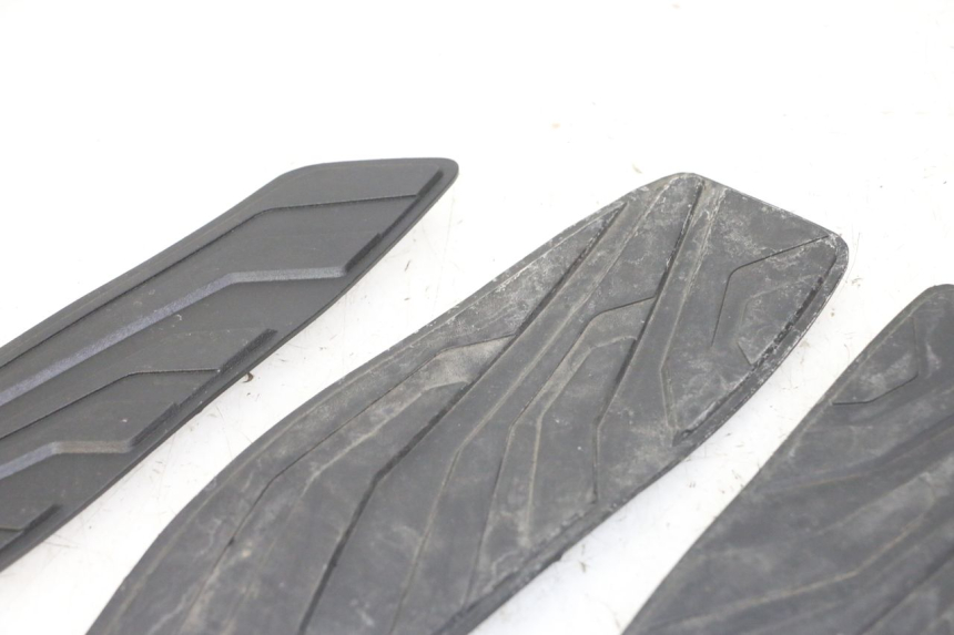 photo de TAPIS MARCHE PIED SYM JOYMAX 125 (2010 - 2017) - Autre angle de vue