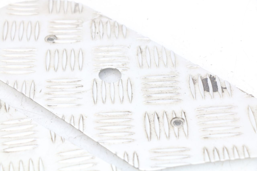 photo de TAPIS MARCHE PIED PEUGEOT KISBEE 2T 50 (2010 - 2017) - Zoom état d’usage