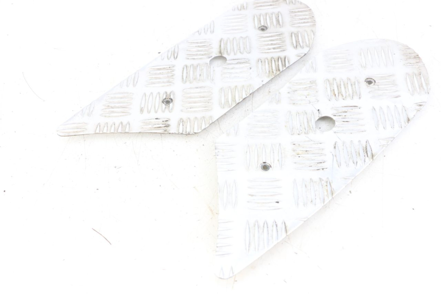 photo de TAPIS MARCHE PIED PEUGEOT KISBEE 2T 50 (2018 - 2022) - Gros plan technique