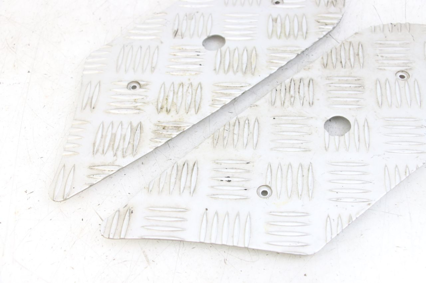 photo de TAPIS MARCHE PIED PEUGEOT KISBEE 4T 50 (2018 - 2022) - Zoom état d’usage