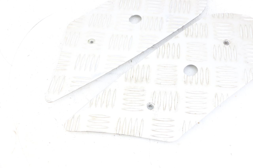 photo de TAPIS MARCHE PIED PEUGEOT KISBEE 4T 50 (2018 - 2022) - Gros plan technique