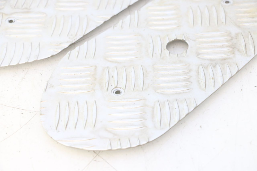 photo de TAPIS MARCHE PIED PEUGEOT KISBEE 4T 50 (2023 - 2026) - Points de fixation