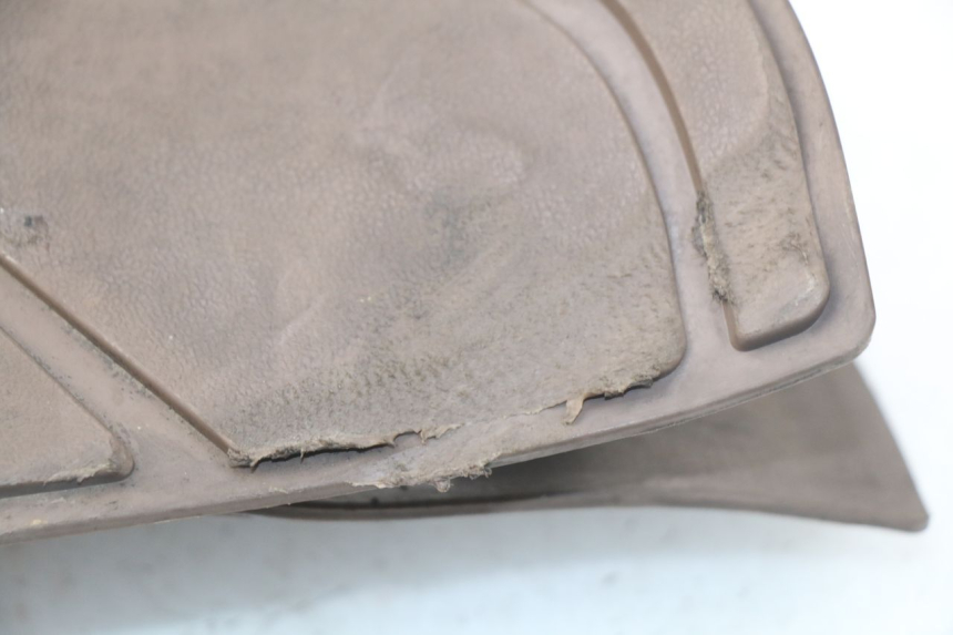 photo de TAPIS MARCHE PIED SYM MIO 100 (2006 - 2017) - Zoom état d’usage