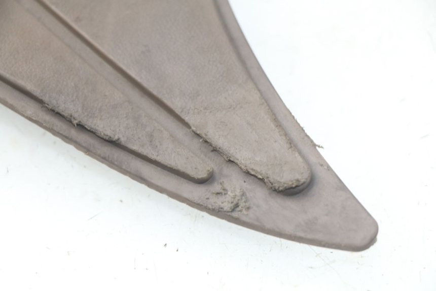 photo de TAPIS MARCHE PIED SYM MIO 100 (2006 - 2017) - Gros plan technique