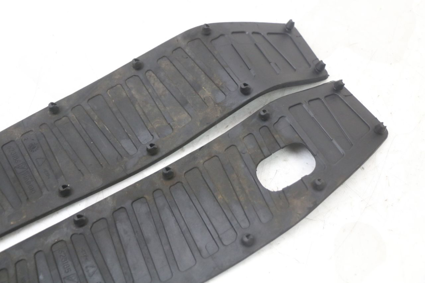 photo de TAPIS MARCHE PIED PIAGGIO MP3 HPE 350 (2018 - 2020) - Détails caractéristiques