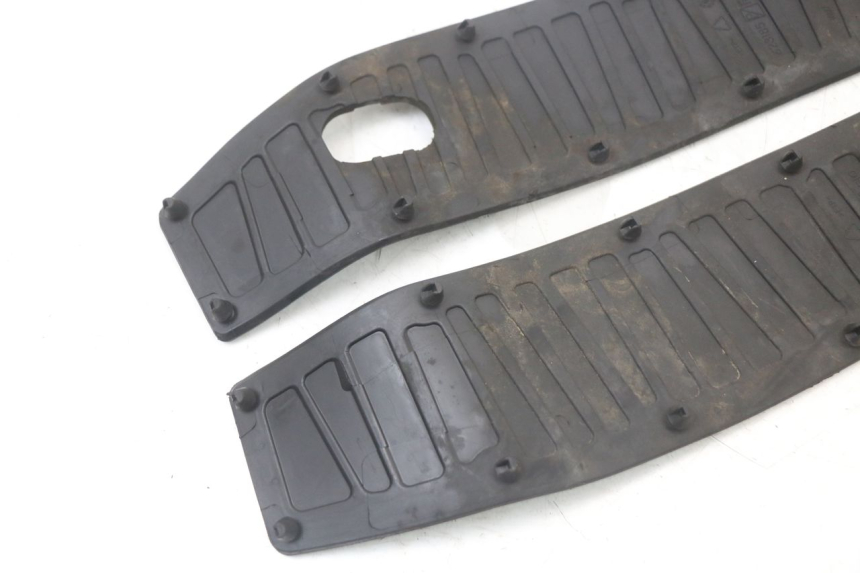 photo de TAPIS MARCHE PIED PIAGGIO MP3 HPE 350 (2018 - 2020) - État de surface