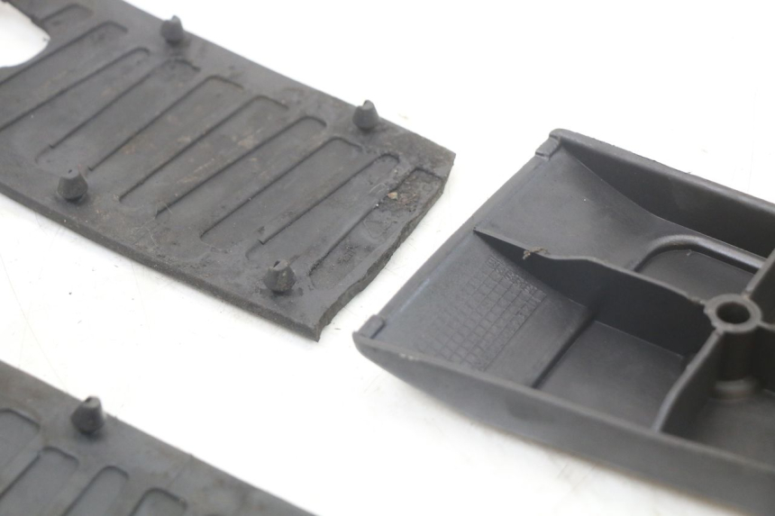 photo de TAPIS MARCHE PIED PIAGGIO MP3 LT 400 (2007 - 2012) - Détail de la pièce