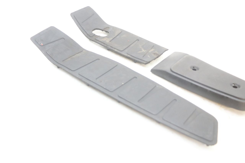 photo de TAPIS MARCHE PIED PIAGGIO MP3 LT 400 (2007 - 2012) - Autre angle de vue