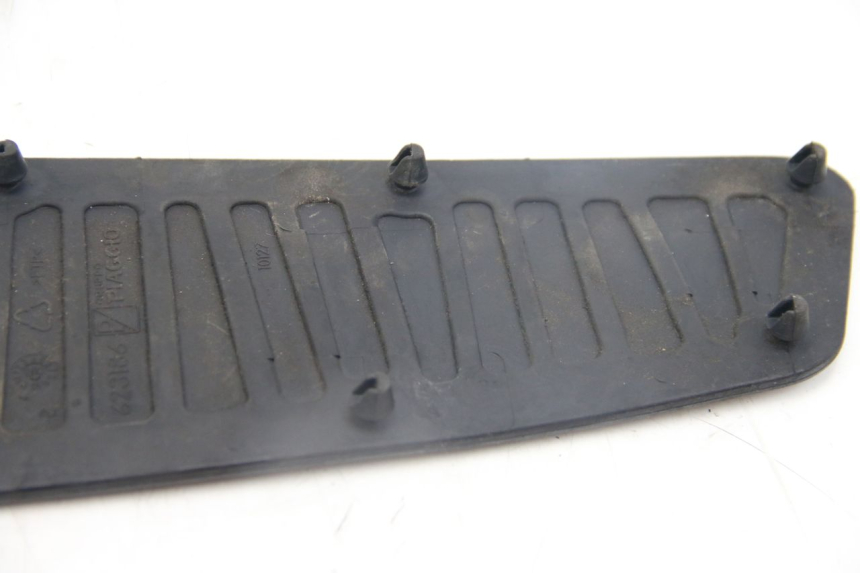 photo de TAPIS MARCHE PIED PIAGGIO MP3 125 (2006 - 2014) - Autre angle de vue