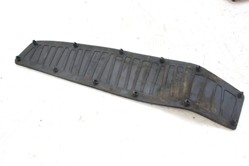 photo de TAPIS MARCHE PIED PIAGGIO MP3 RL 250 (2006 - 2010) - Gros plan technique