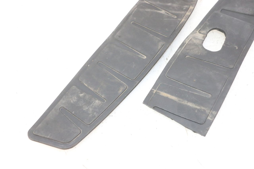 photo de TAPIS MARCHE PIED PIAGGIO MP3 RL 250 (2006 - 2010) - Zoom état d’usage