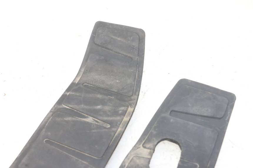 photo de TAPIS MARCHE PIED PIAGGIO MP3 RL 250 (2006 - 2010) - Autre angle de vue