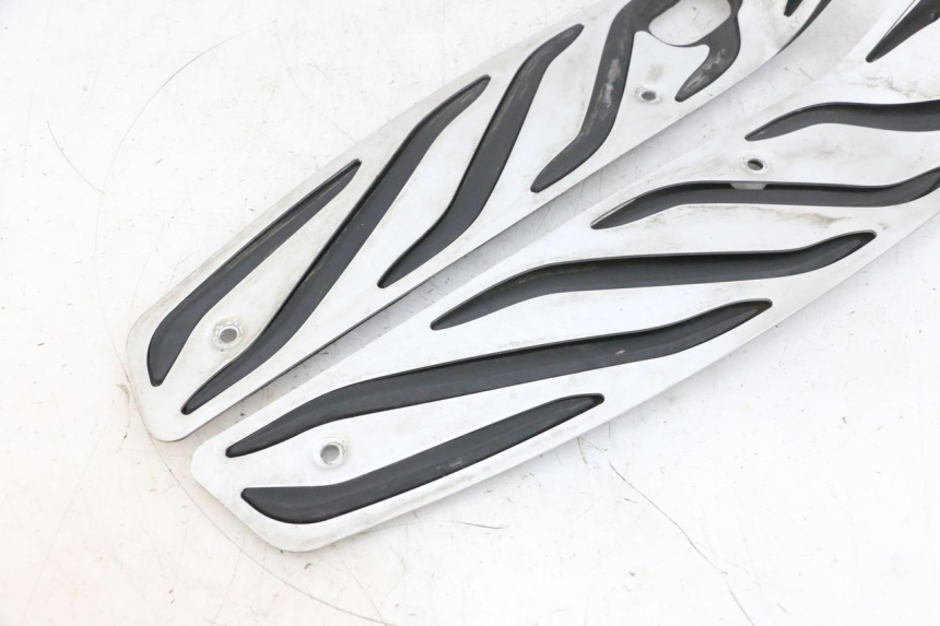 photo de TAPIS MARCHE PIED PIAGGIO MP3 500 (2016 - 2018) - Gros plan technique