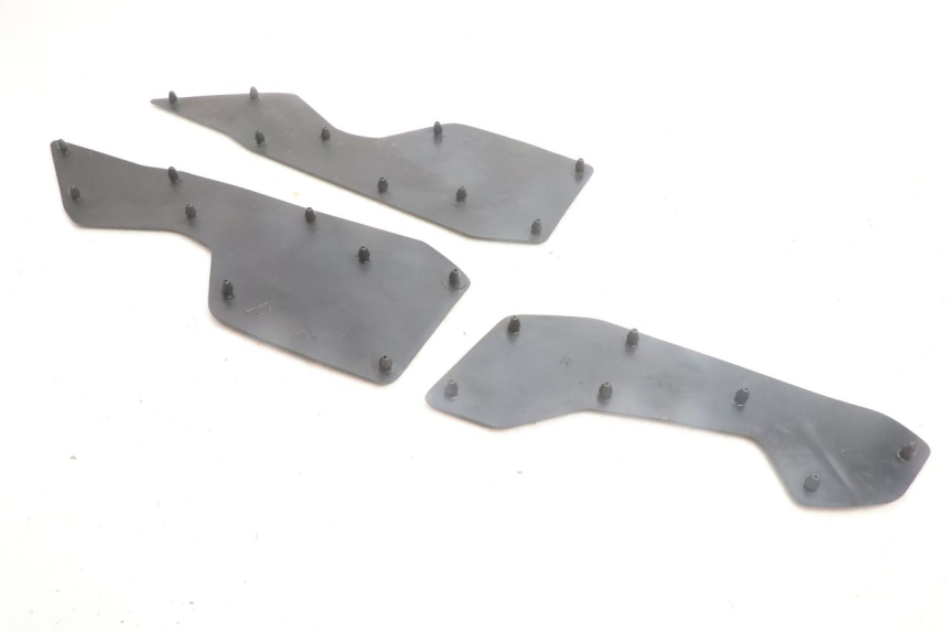photo de TAPIS MARCHE PIED YAMAHA N-MAX NMAX 125 (2021 - 2024) - Points de fixation