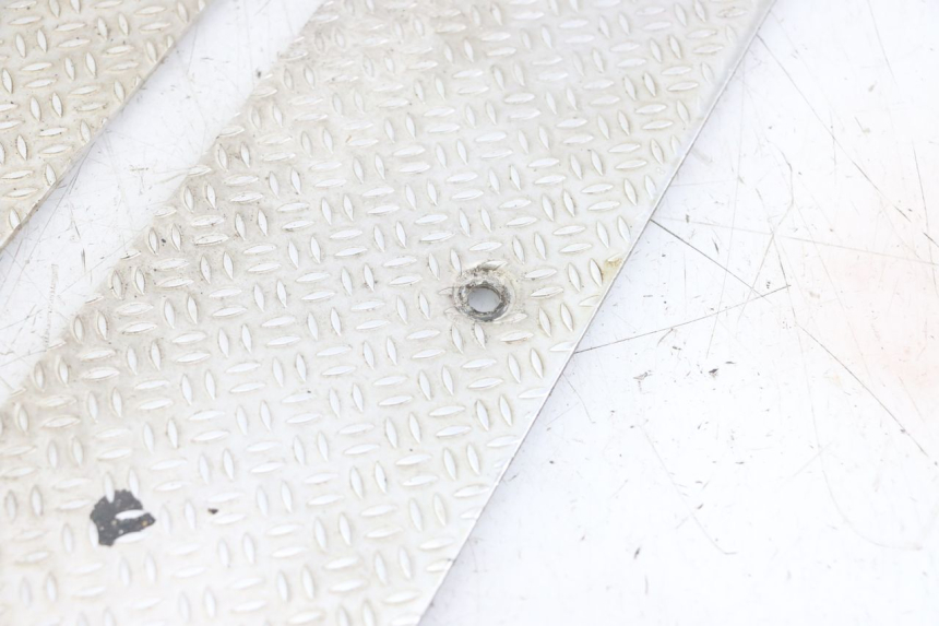 photo de TAPIS MARCHE PIED PIAGGIO NRG POWER PUREJET 50 (2018 - 2021) - Gros plan technique