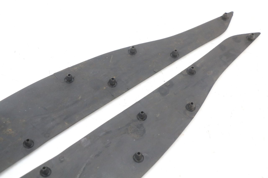 photo de TAPIS MARCHE PIED HONDA PCX (JF28) 125 (2009 - 2011) - Points de fixation