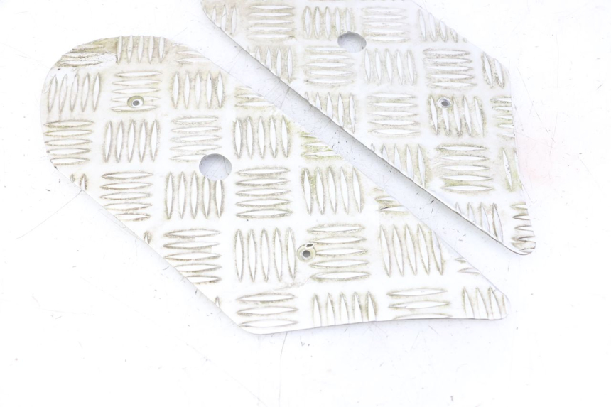 photo de TAPIS MARCHE PIED PEUGEOT KISBEE 4T 50 (2018 - 2022) - Zoom état d’usage