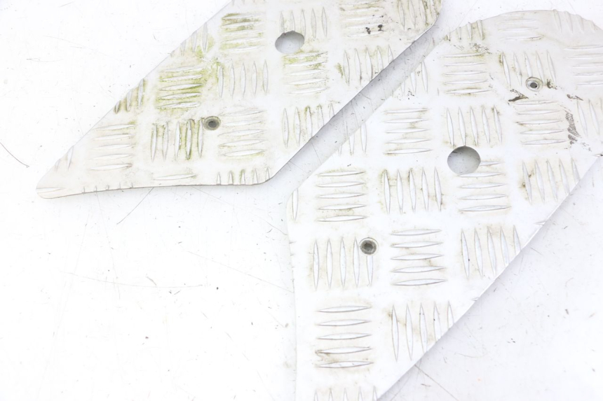 photo de TAPIS MARCHE PIED PEUGEOT KISBEE 4T 50 (2018 - 2022) - Gros plan technique