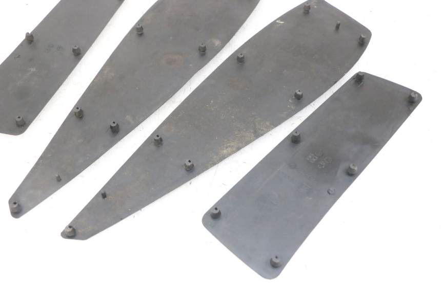 photo de TAPIS MARCHE PIED PEUGEOT SATELIS 125 (2013 - 2018) - Détail de la pièce